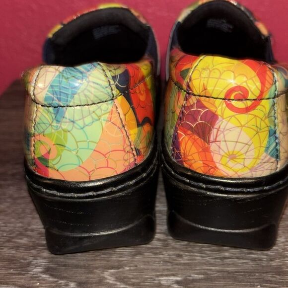Klogs colorful swirls print shoes. Size 6.5. - Picture 7 of 8